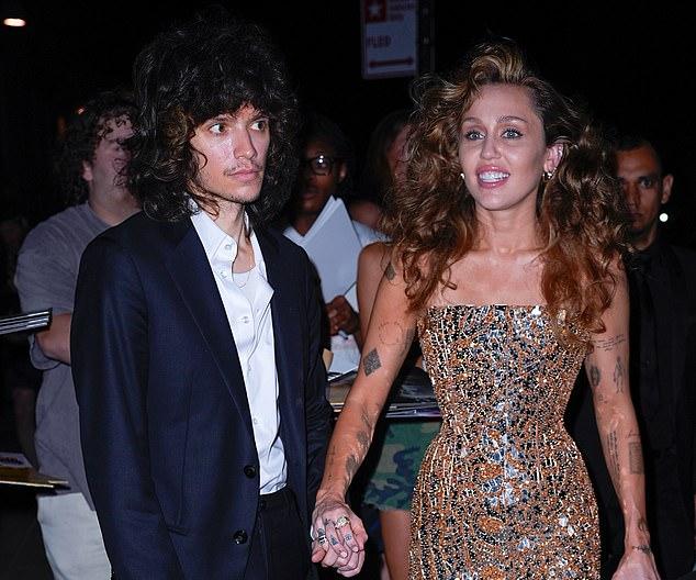 Майли Сайрус шокировала поклонников, продемонстрировав кольцо за 150 000 долларов