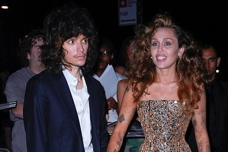 Майли Сайрус шокировала поклонников, продемонстрировав кольцо за 150 000 долларов