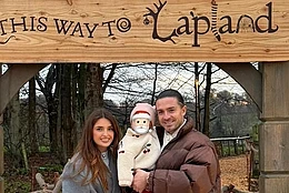 Подруга Джека Грилиша, Саша Эттвуд, поделилась в Instagram фотографиями, сделанными во время первого визита в Лапландию вместе с ним и их маленькой дочерью Амелией Роуз