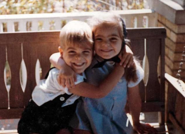 Джордж Клуни скорбит по своей старшей сестре Аделии ‘Аде’ Зайдлер, скончавшейся в возрасте 65 лет