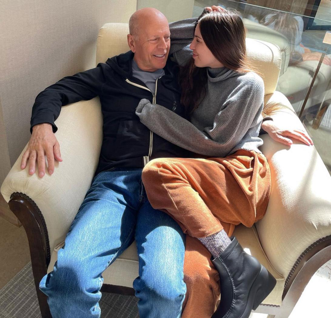 Жена Брюса Уиллиса Эмма Хемминг откровенно говорит о грусти, переживая праздники на фоне его деменции