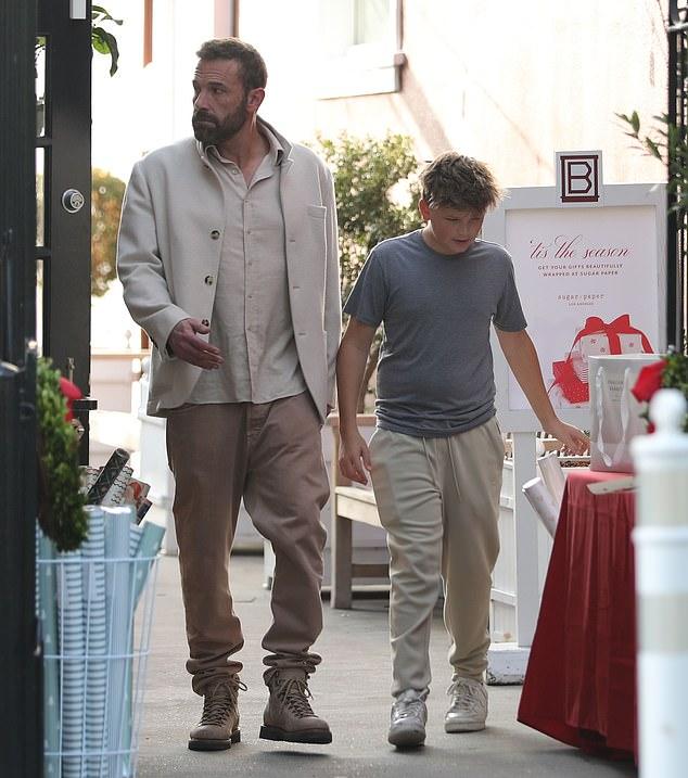 Дженнифер Лопес и Бен Аффлек снова вместе отправились за рождественскими покупками с его сыном Сэмюэлем — менее чем через два года после расставания