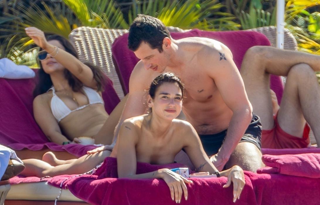 Дуа Липа променяла сцену на песок, демонстрируя минималистичные бикини в Мексике