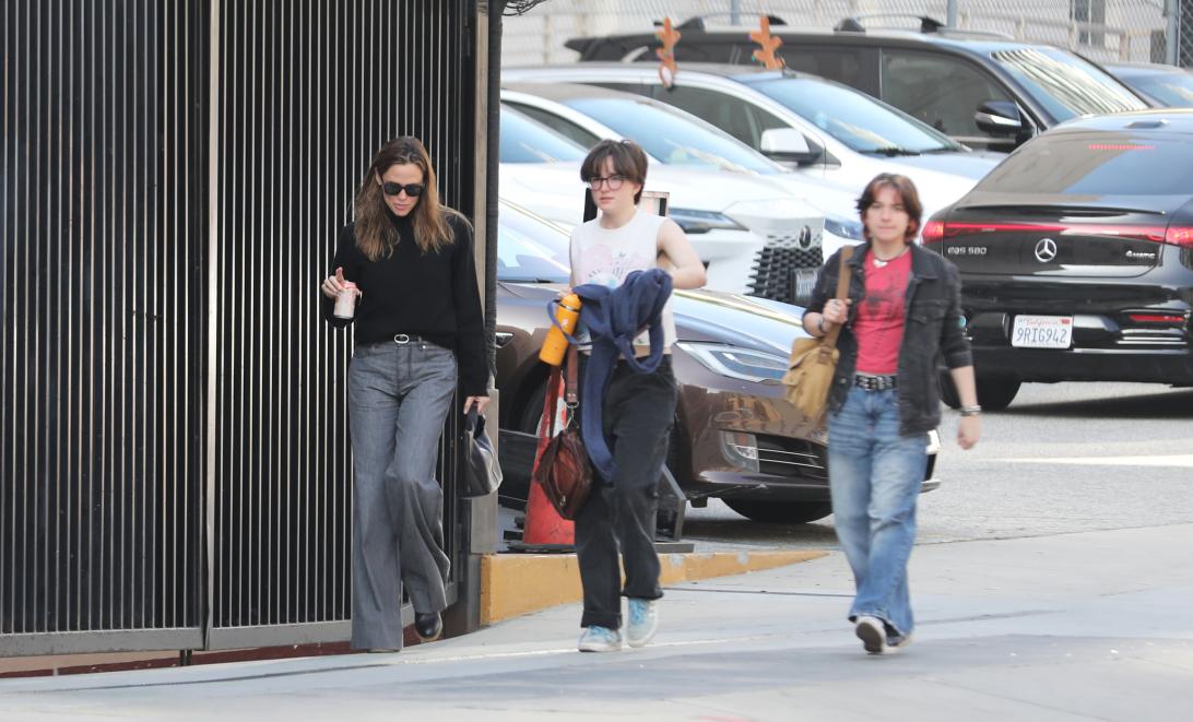 Бен Аффлек воссоединился с бывшей женой Дженнифер Гарнер, чтобы посетить представление с одним из их детей