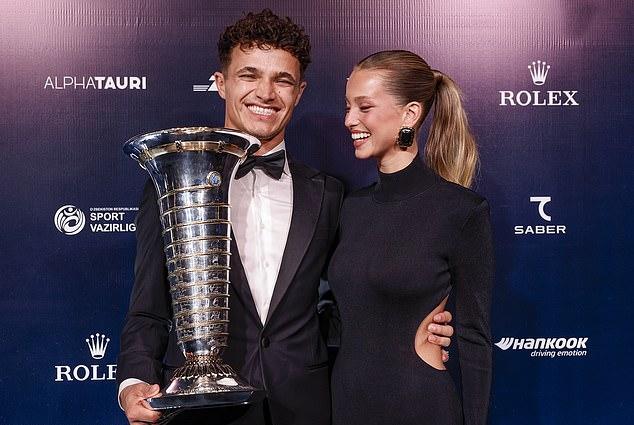 Девушка Ландо Норриса Маги Корсейру произвела фурор новыми фото в бикини