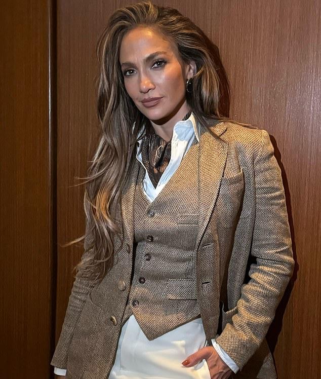 Дженнифер Лопес променяла роскошные образы на домашний уют в праздники