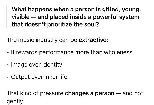 Джастин Бибер и его жена Хейли показали поклонникам по всему миру несколько кадров своих рождественских празднований