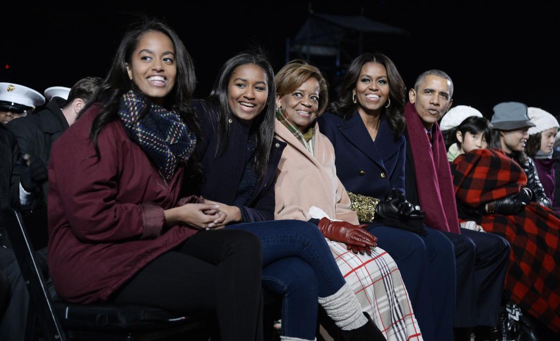 Мишель и Барак Обама поделились уютным рождественским снимком в четверг