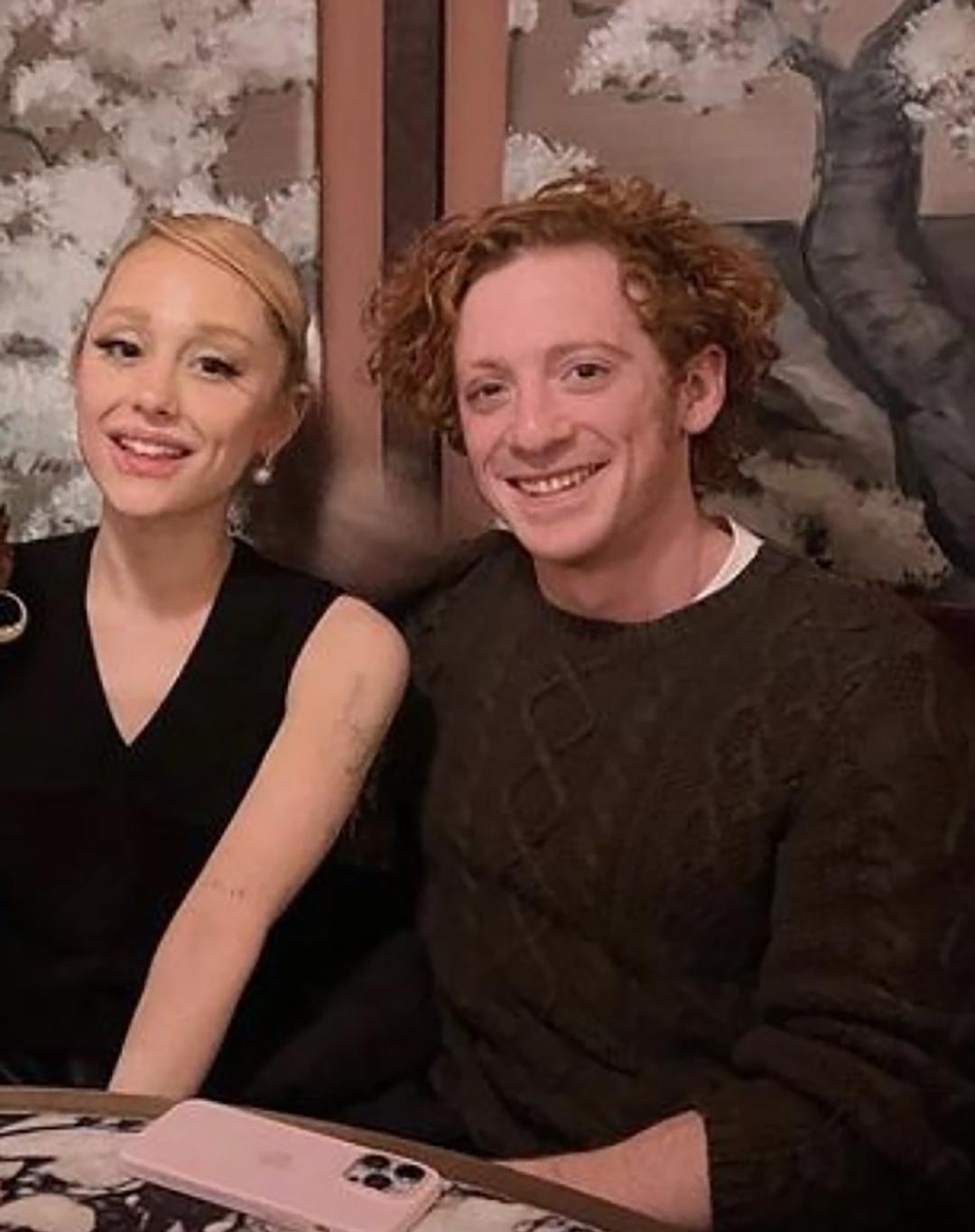 Итан Слейтер опубликовал серию трогательных, домашних снимков Арианы Гранде, по-видимому, наслаждающейся праздниками у себя дома