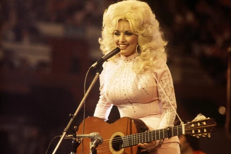 Долли Партон была одинока, когда в 18 лет переехала в Нэшвилл, мечтая стать певицей и автором песен
