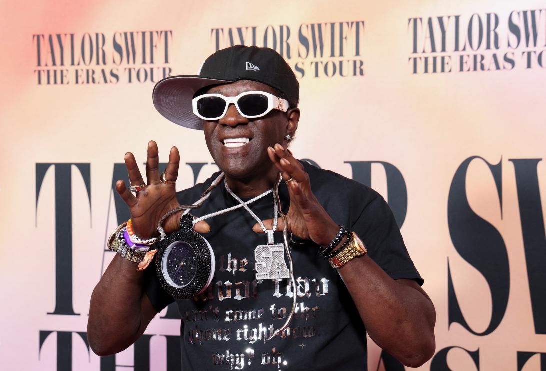 Флэвор Флэв раскрыл, что не получил приглашения на свадьбу Тейлор Свифт и Трэвиса Келси, несмотря на свой статус суперфаната «Короля Свифти»
