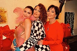 Крис Дженнер в это Рождество выглядела эффектно на редком снимке со своим давним бойфрендом Кори Гэмблом