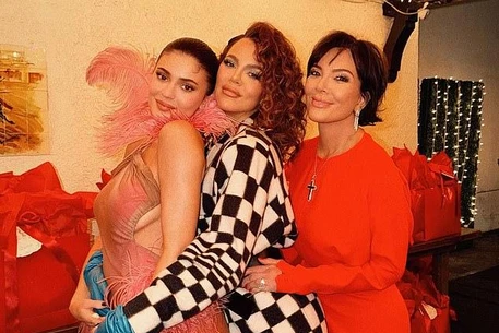 Крис Дженнер в это Рождество выглядела как никогда эффектно на редком снимке со своим давним бойфрендом Кори Гэмблом