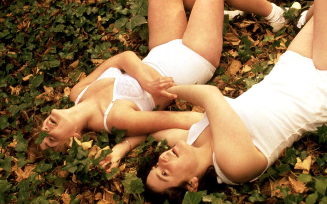 Кейт Уинслет «целовалась с несколькими девушками» и «целовалась с несколькими парнями» во время своего «первого интимного опыта» в подростковом возрасте