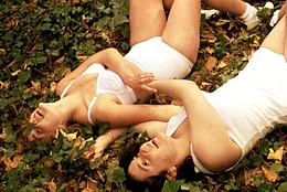 Кейт Уинслет «целовалась с несколькими девушками» и «целовалась с несколькими парнями» во время своего «первого интимного опыта» в подростковом возрасте