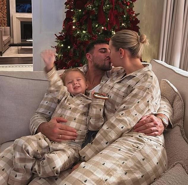 Молли-Мэй Хейг назвала Мальдивы «Раем» после прибытия туда с Томми Фьюри и дочерью Бамби