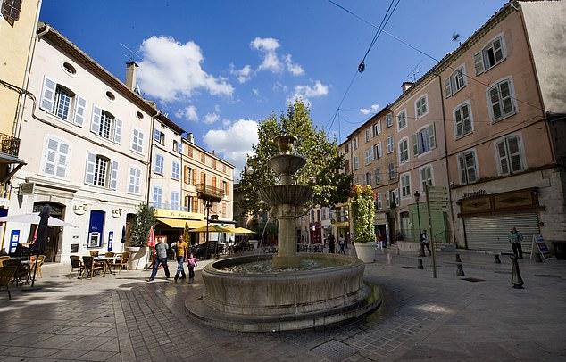 Джордж Клуни получил французское гражданство, хотя по-прежнему ‘плохо’ говорит по-французски после 400 дней обучения