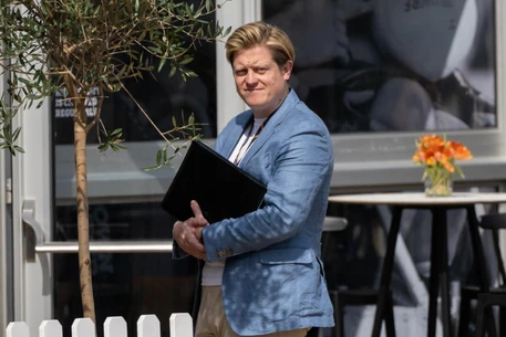 Уход самого долго работавшего сотрудника принца Гарри и Меган Маркл ставит под угрозу весь их бренд, сообщают многочисленные источники Page Six