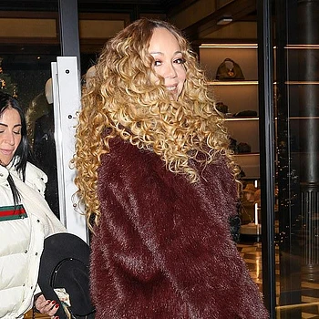 Мэрайя Кэри в двух меховых пальто на зимнем отдыхе в Аспене