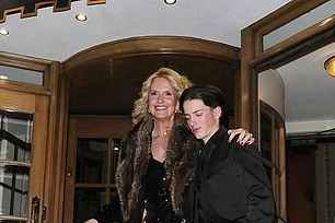 Пенни Ланкастер выглядела потрясающе, когда ее заметили выходящей из отеля «Ритц» в понедельник вечером после того, как она угостила свою семью роскошным ужином в этом знаменитом заведении