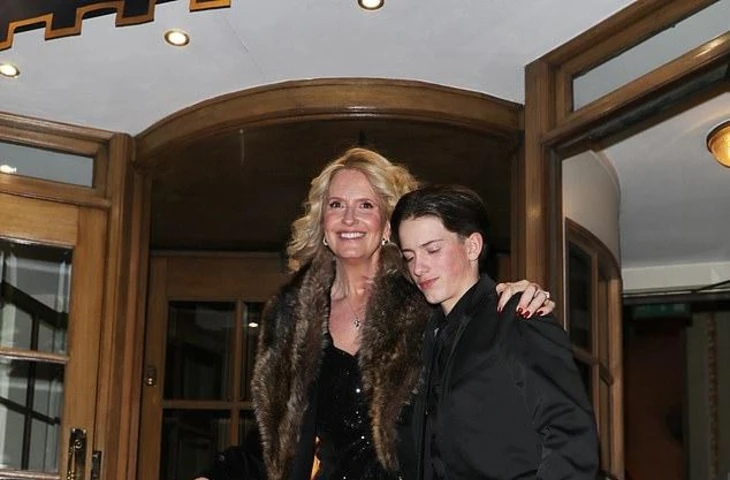 Пенни Ланкастер выглядела потрясающе, когда ее заметили выходящей из отеля «Ритц» в понедельник вечером после того, как она угостила свою семью роскошным ужином в этом знаменитом заведении