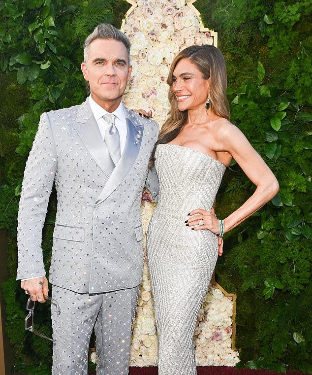 Робби Уильямс продемонстрировал рельефное тело на пляже