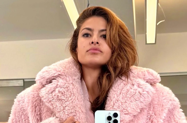 Ева Мендес стильно встретила Рождество