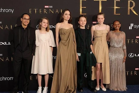 Анджелина Джоли готовится к долгожданному новому этапу жизни, который больше не будет связан с проживанием в США или ее сложным разводом с Брэдом Питтом