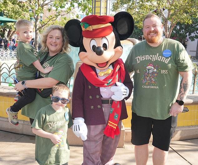 Хилари Суонк показала редкое фото своих двухлетних близнецов Айи и Ома