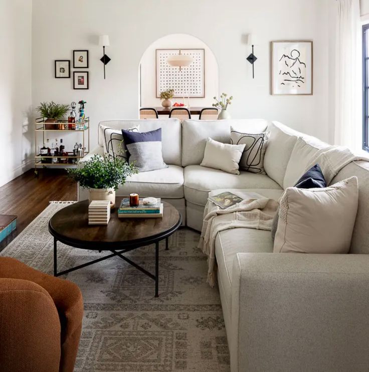 Больше — значит лучше: почему угловые диваны снова на пике моды и как выбрать идеальный