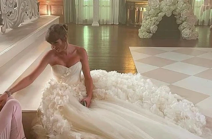 Платье как у принцессы: Тейлор Свифт тайно встретилась с дизайнером свадебного платья Кейт Миддлтон