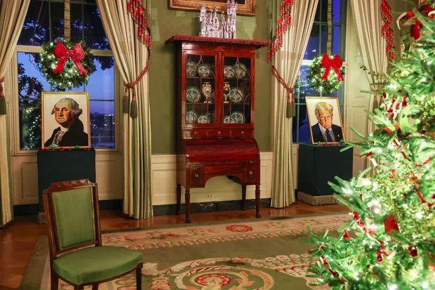 Мелания Трамп представила новогодний декор Белого дома: патриотизм, бабочки и портреты из Lego