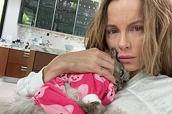 Кейт Бекинсейл сделала эмоциональное публичное заявление о потере веса, вспоминая свой «очень-очень тяжелый год»