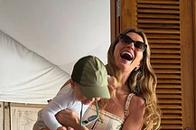 Жизель Бюндхен подвела итоги года перемен трогательной серией редких фотографий с малышом и новым мужем