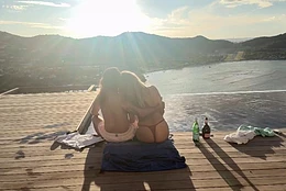 Хайди Клум проводила последний закат 2025 года в бикини-стрингах со своим мужем Томом Каулитцем