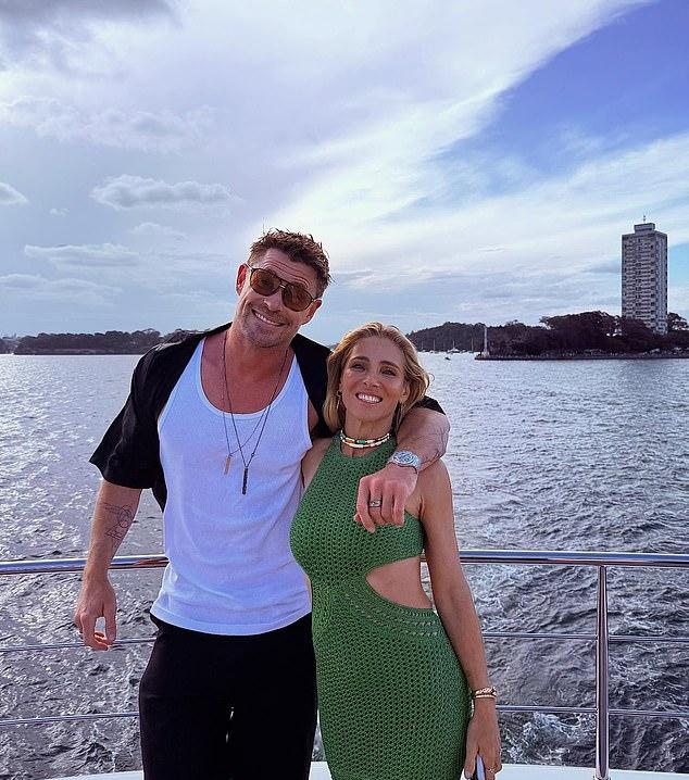 Крис Хемсворт встретил 2026 год на родине вместе со своей женой Эльзой Патаки и братом Лиамом Хемсвортом