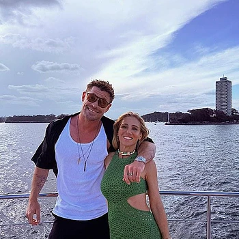 Крис Хемсворт встретил 2026 год на родине вместе со своей женой Эльзой Патаки и братом Лиамом Хемсвортом