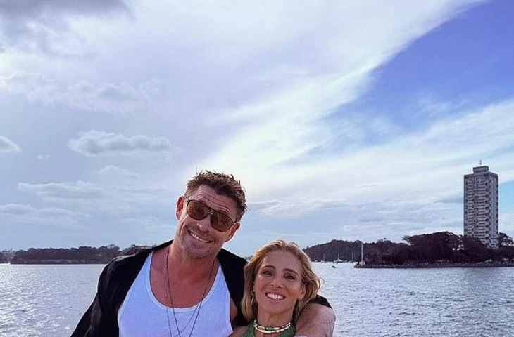 Крис Хемсворт встретил 2026 год на родине вместе со своей женой Эльзой Патаки и братом Лиамом Хемсвортом