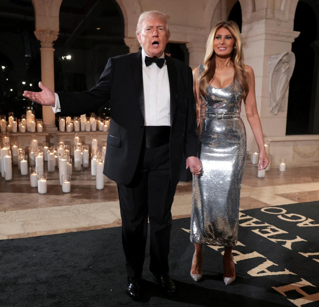 Мелания Трамп встретила Новый год вместе с мужем Дональдом на роскошной вечеринке в Мар-а-Лаго в среду вечером, одетая в серебристое платье с пайетками от The New Arrivals