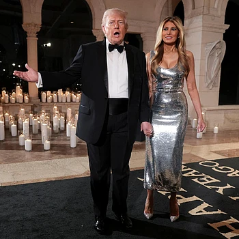 Мелания Трамп встретила Новый год вместе с мужем Дональдом на роскошной вечеринке в Мар-а-Лаго в среду вечером, одетая в серебристое платье с пайетками от The New Arrivals