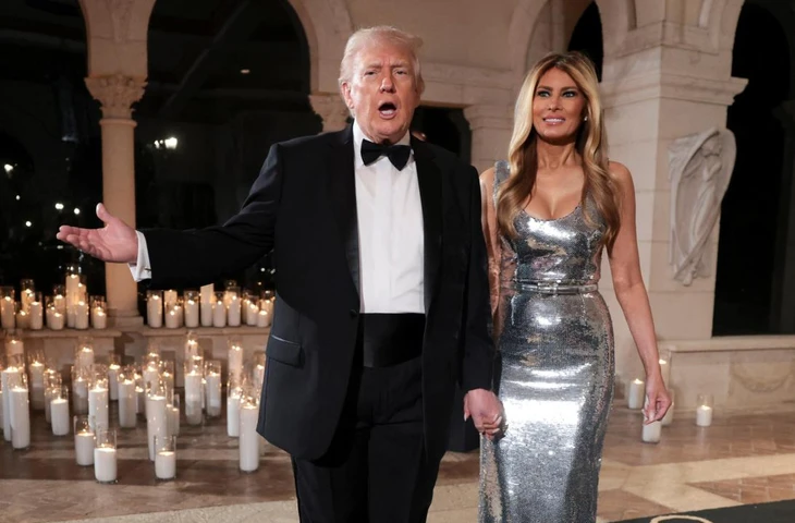 Мелания Трамп встретила Новый год вместе с мужем Дональдом на роскошной вечеринке в Мар-а-Лаго в среду вечером, одетая в серебристое платье с пайетками от The New Arrivals