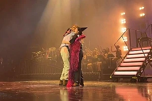 Дженнифер Лопес встретила Новый год, обняв самое дорогое в своей жизни: 17-летних близнецов Макса и Эмме