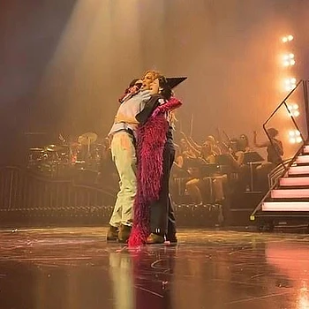 Дженнифер Лопес встретила Новый год, обняв самое дорогое в своей жизни: 17-летних близнецов Макса и Эмме