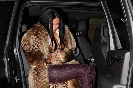 Ким Кардашьян в Аспене: тотал-лук из кожи и эффектная шуба