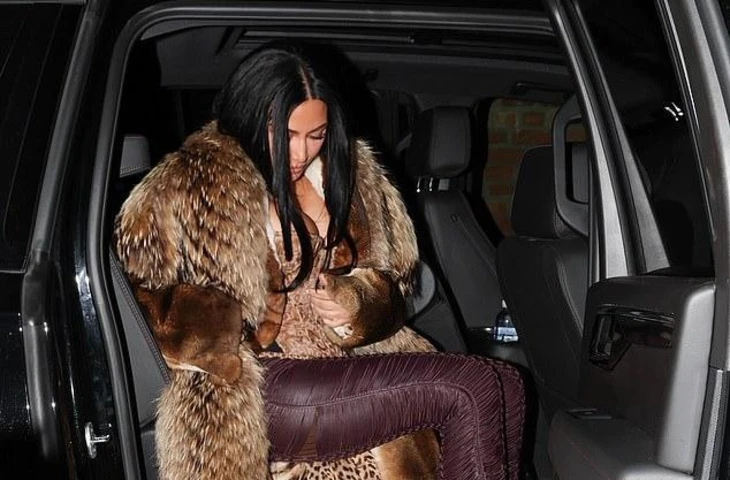 Ким Кардашьян в Аспене: тотал-лук из кожи и эффектная шуба