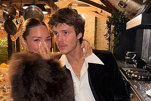 Круз Бекхэм веселился со своей девушкой Джеки Апостель и братом Ромео Бекхэмом на фоне продолжающейся семейной вражды