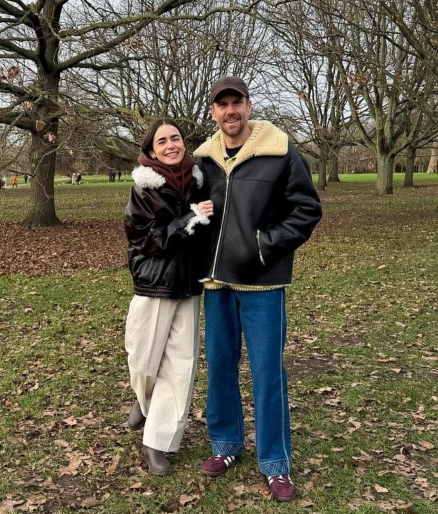 Лили Коллинз и ее муж Чарли Макдауэлл встретили Новый год в тепле и уюте