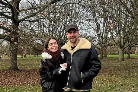 Лили Коллинз и ее муж Чарли Макдауэлл встретили Новый год в тепле и уюте