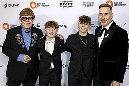 Элтон Джон встретил Новый год с семьей на фоне борьбы со слепотой