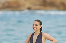 Натали Портман продемонстрировала свою фигуру во всей красе, беззаботно проводя время на пляже Сен-Барта в первый день Нового года